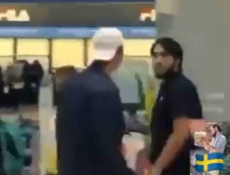 مغربي يُسقط العراقي حارق المصحف سلوان موميكا أرضاً بضربة واحدة.. فيديو متداول شاب يضرب سلوان موميكا