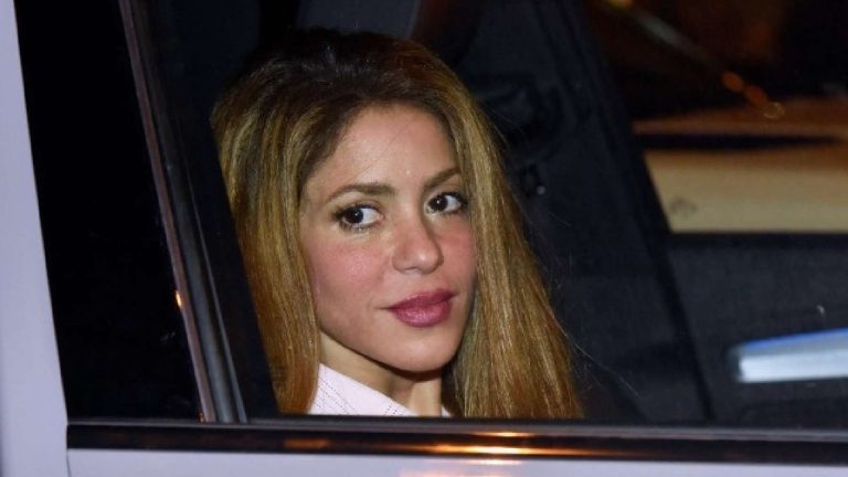 رصد شاكيرا مع شاب وسيم في لندن.. ليس لويس هاميلتون!