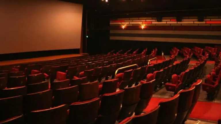 ملابس داخلية نسائية ملقاة في صالة سينما بمصر تشعل مواقع التواصل! (شاهد) الملابس الداخلية