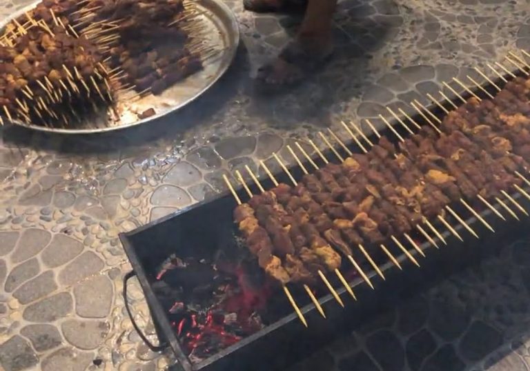 طبيب عماني شهير يحذر من إطالة مدة “شواء اللحم”.. ما كشفه مُرعب طبيب عماني شهير يحذر من إطالة مدة "شواء اللحم".. ما كشفه مُرعب