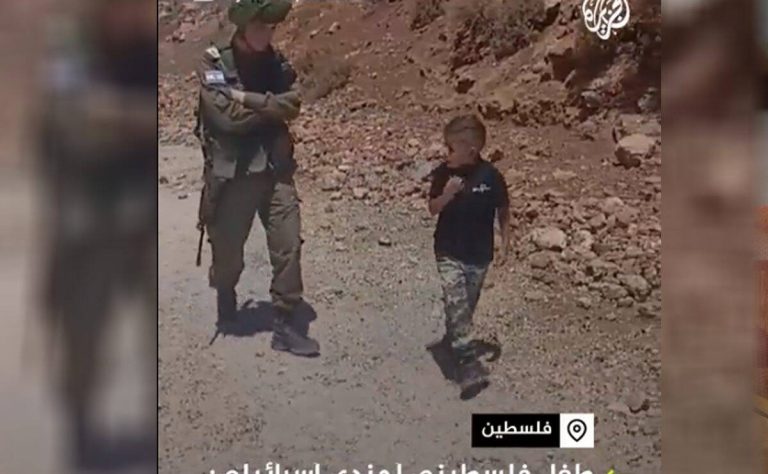 “هذه أرضي”.. طفل فلسطيني يتحدى جنديا إسرائيليا ببسالة كبيرة (فيديو) "هذه أرضي".. طفل فلسطيني يتحدى جنديا إسرائيليا ببسالة كبيرة (فيديو)