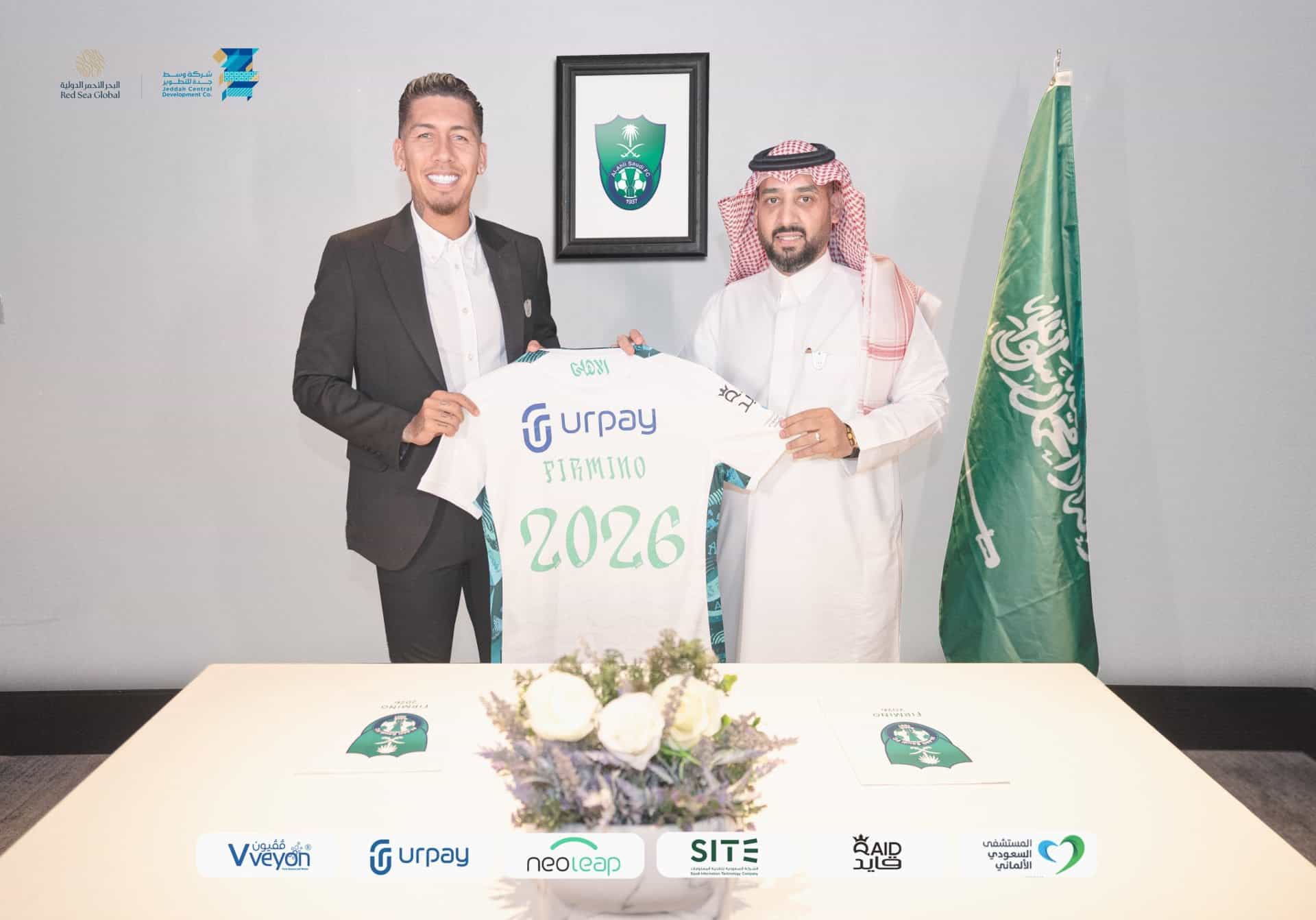 فيرمينو يوقع مع أهلي جدة السعودي