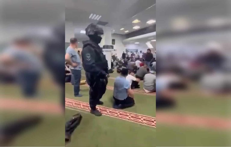 قوات مكافحة الإرهاب الروسية تقتحم أحد المساجد بالأحذية وتستفز المصلين (فيديو متداول) قوات مكافحة الإرهاب الروسية تقتحم مسجد
