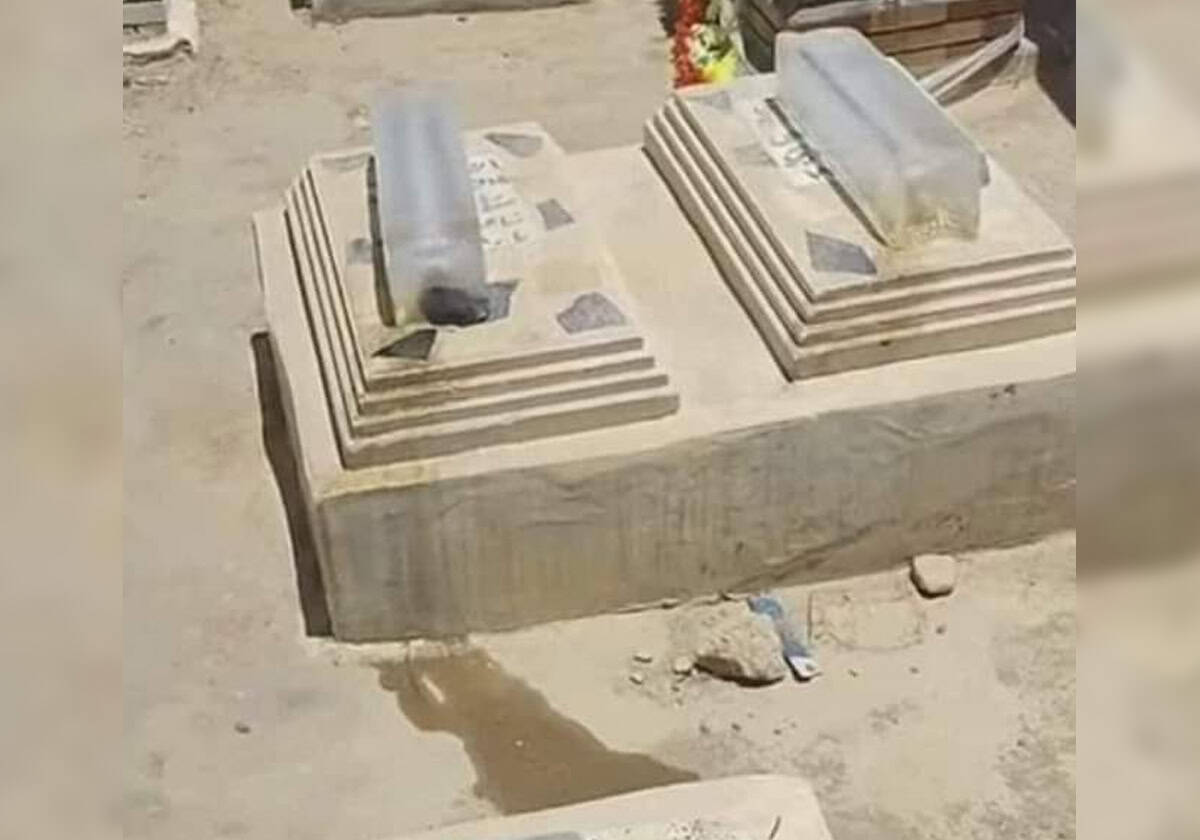 العراق.. قوالب ثلج على قبور الموتى لتبريد حرارة الصيف تثير جدلاً كبيراُ (شاهد) العراق.. قوالب ثلج على قبور الموتى لتبريد حرارة الصيف تثير جدلاً كبيراُ