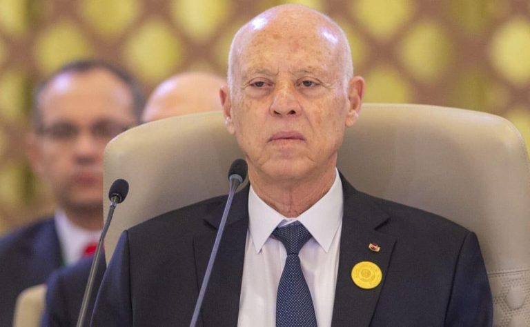 قيس سعيد يقيل مسؤولة أوهمته باسترداد 10 مليارت دولار وجعلته مثار سخرية واسعة (شاهد) قيس سعيد يقيل مسؤولة أوهمته باسترداد 10 مليارت دولار وجعلته مثار سخرية واسعة (شاهد)