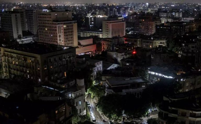 ميدل إيست آي: كهرباء السيسي تؤزم حياة المصريين.. بين ألم المعيشة وضرب الاقتصاد ميدل إيست آي: كهرباء السيسي تؤزم حياة المصريين.. بين ألم المعيشة وضرب الاقتصاد
