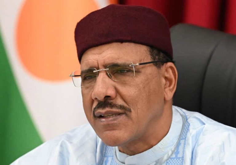 انقلاب النيجر.. فوضى وحرق مُمتلكات وحياة محمد بازوم في خطر (فيديو) انقلاب النيجر.. فوضى وحرق مُمتلكات وحياة محمد بازوم في خطر