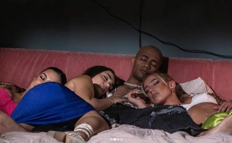 فيديو فاضح لمحمد رمضان.. تعري جماعي في غرفة النوم من اليونان