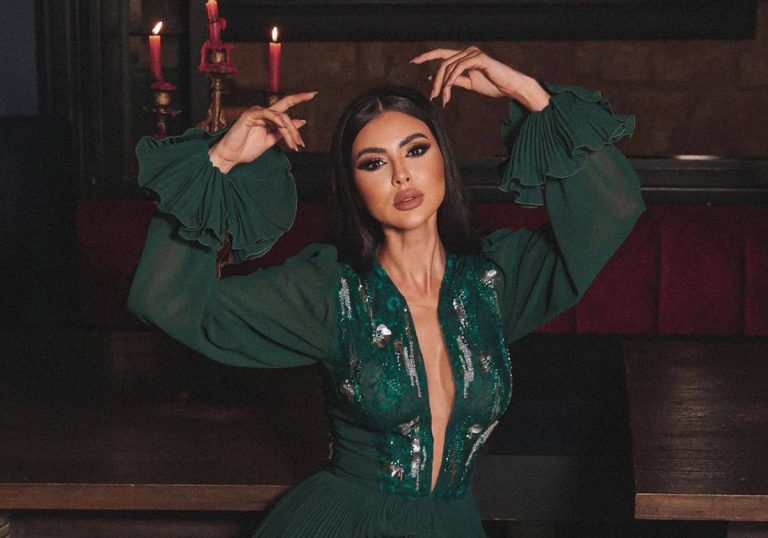 مريم حسين في إطلالة أنثوية صارخة بفستان مفتوح من الصدر حتى السرة كشف المستور