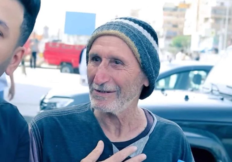 التقاه علي فايز بالصدفة.. موقف مؤثر لمسن سوري "عزيز النفس" في مصر