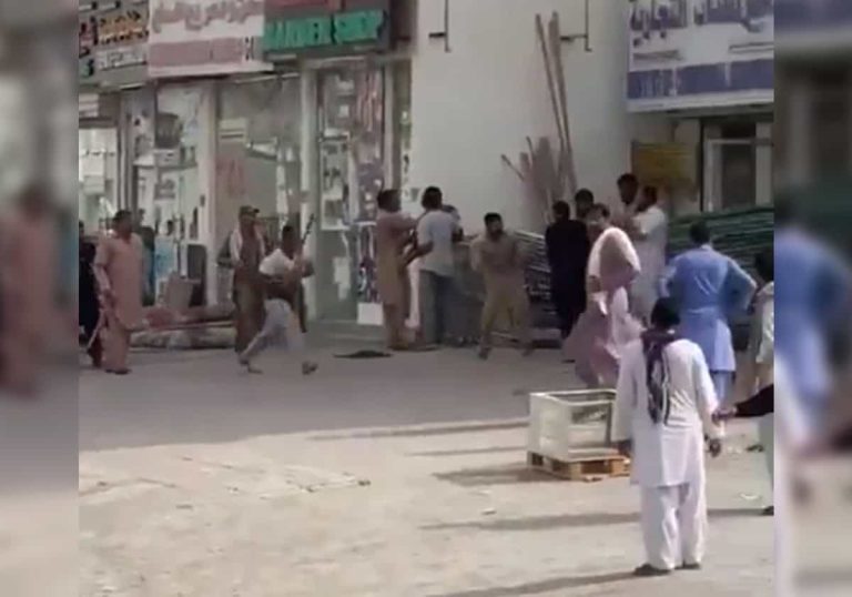 فيديو صادم ومرعب لمشاجرة جماعية في سلطنة عمان يستنفر السلطات فيديو صادم ومرعب لمشاجرة جماعية في سلطنة عمان يستنفر السلطات