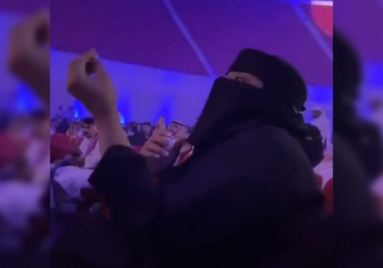 منقبة سعودية تفاجئ بلقيس فتحي والفنانة اليمنية مبهورة
