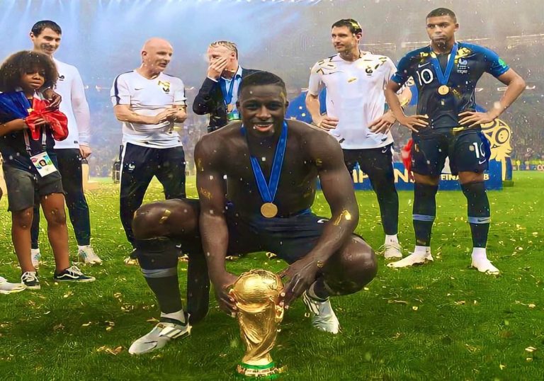 ميندي لاعب مانشستر سيتي السابق