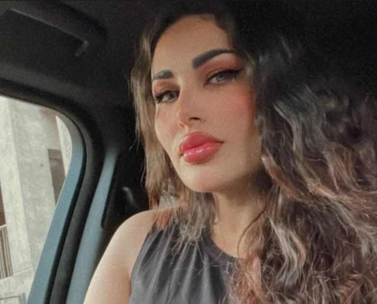 ندى الكامل تكشف بطنها
