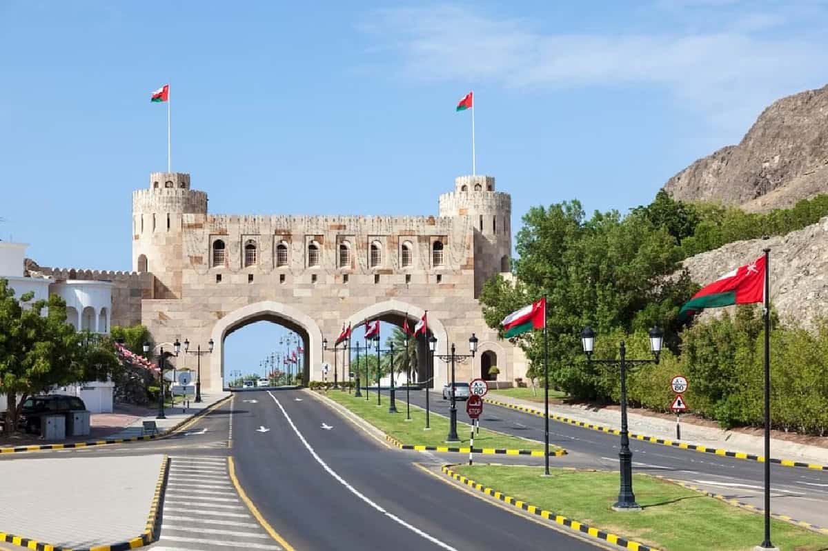 عائدات النفط الاستثنائية وإجراءات ضبط أوضاع المالية العامة، تحسنت أوضاع المالية العامة والخارجية في سلطنة عمان