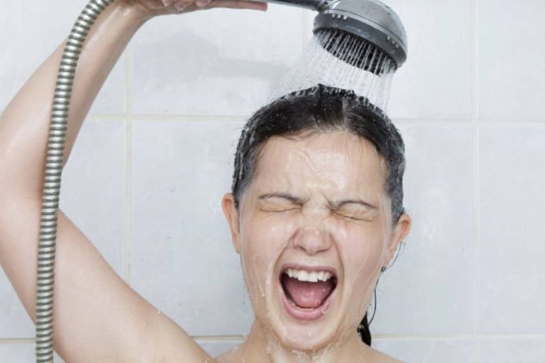 لهذا عليك الإستحمام بالماء البارد بعد رحلة طيران مباشرة