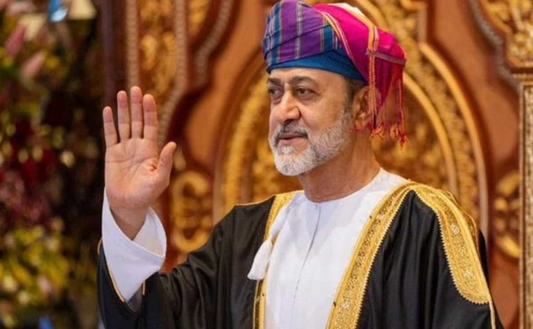 "الله يزيدك من خيره يا بن طارق".. مشهور عماني يبعث برسالة للسلطان هيثم (فيديو)