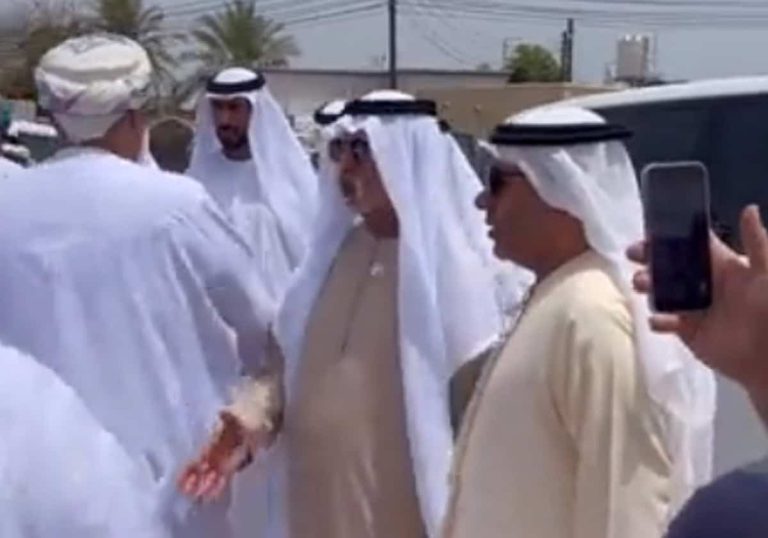 شاهد ما فعله وزير إماراتي متهم بالتحرش في عزاء الشيخ هلال الحوسني شاهد ما فعله وزير إماراتي متهم بالتحرش في عزاء الشيخ هلال الحوسني