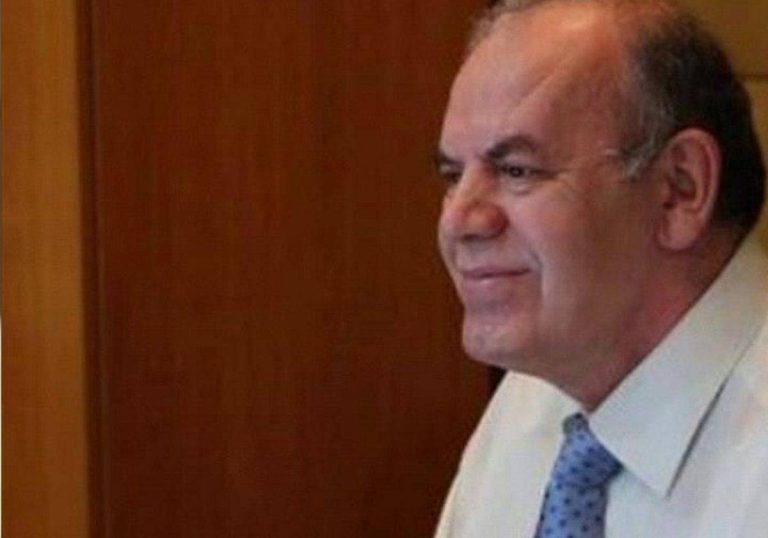 غارق في دمائه.. لحظة انتشال جثمان مسؤول الغذاء العالمي بعد اغتياله باليمن