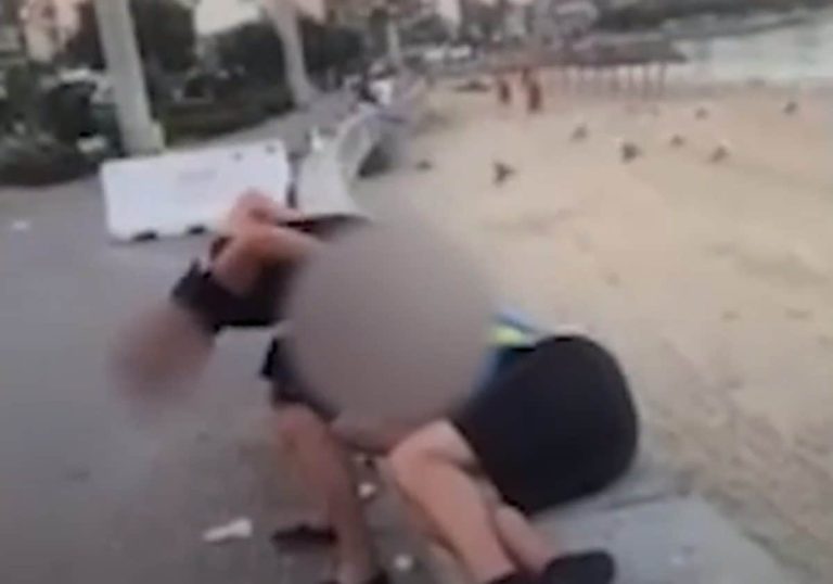 سائح هولندي يتغوط على وجه آخر نائم ويشعل غضب مواقع التواصل (شاهد) سائح هولندي يتغوط على وجه آخر نائم ويشعل غضب مواقع التواصل (شاهد)