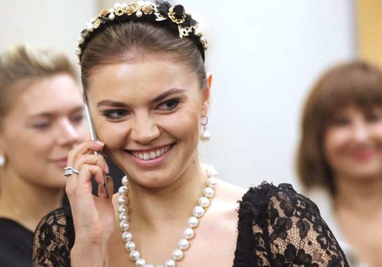 عشيقة بوتين على علاقة بأحد حراسها ورد فعل غريب منه على الأمر!