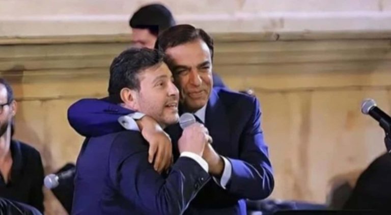 جورج قرداحي يُحرج هاني شاكر أمام الآلاف في مهرجان جرش (فيديو) الفنان هاني شاكر وجورج قرداحي في مهرجان جرش