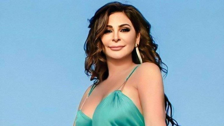 إليسا تنعش حساباتها بإطلالة مثيرة.. صدر عاري وهوت شورت (شاهد)