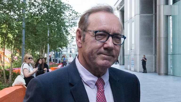 كيفن سبيسي يكشف عن مثليته بعد أعوام من الشائعات ويعتذر من أنتوني راب بسب هذه الحادثة Kevin Spacey
