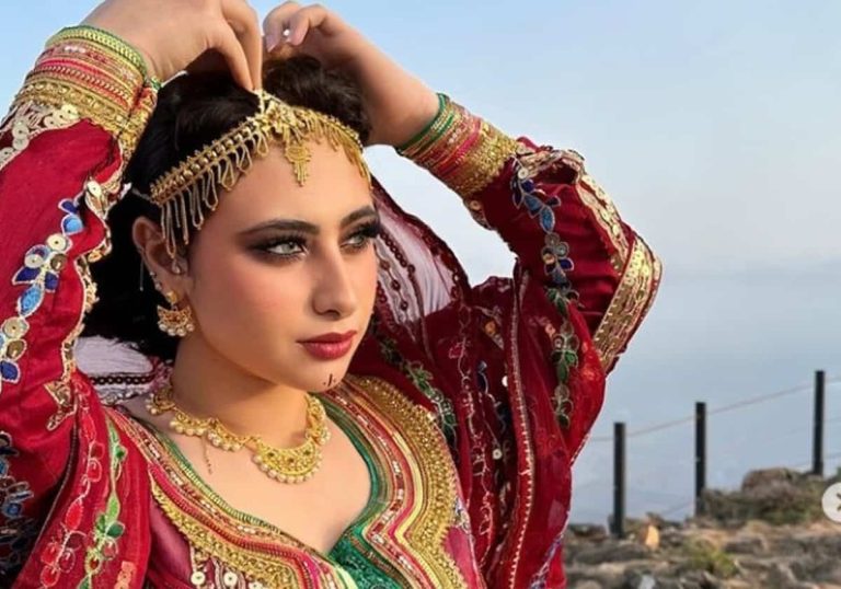 من مرتفعات صلالة.. لينا خالد تحتسي “الكرك” في هذه المنطقة الجبلية ليلاً من مرتفعات صلالة.. لينا خالد تحتسي "الكرك" في هذه المنطقة الجبلية ليلاً