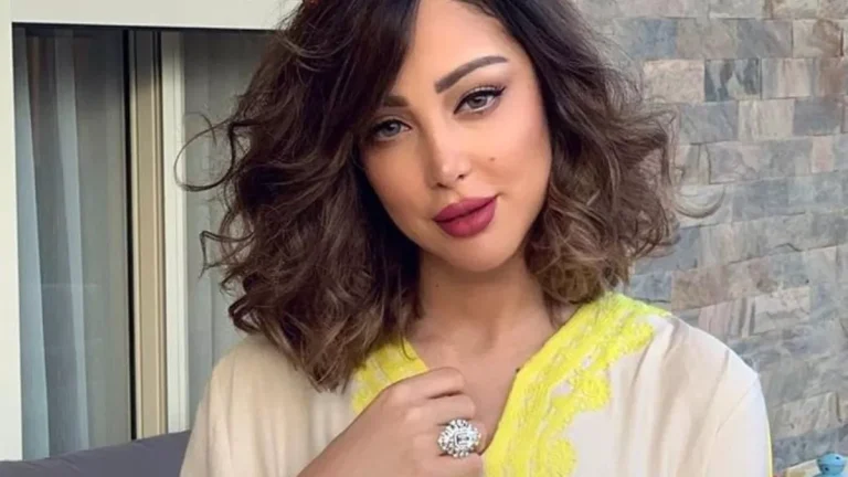 بسمة بوسيل تسبح ببكيني أحمر مثير.. "تعري كمان يمكن تامر يرجع"(فيديو)