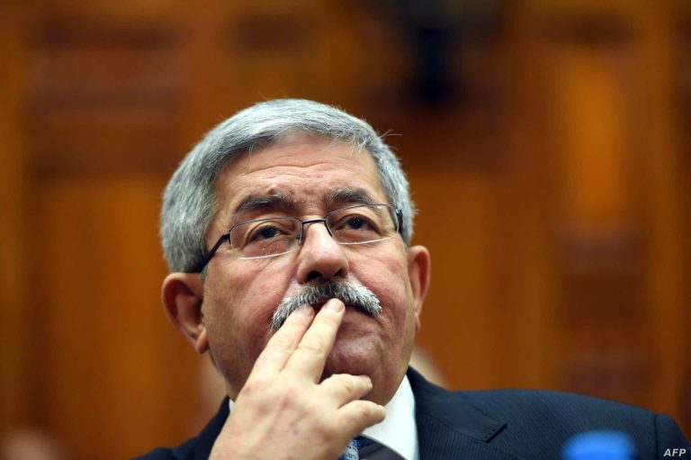 مصافحة “حارة” بين العاهل المغربي وأحمد أويحيى تجبر الرئيس الفرنسي على الابتسام أحمد أويحيى