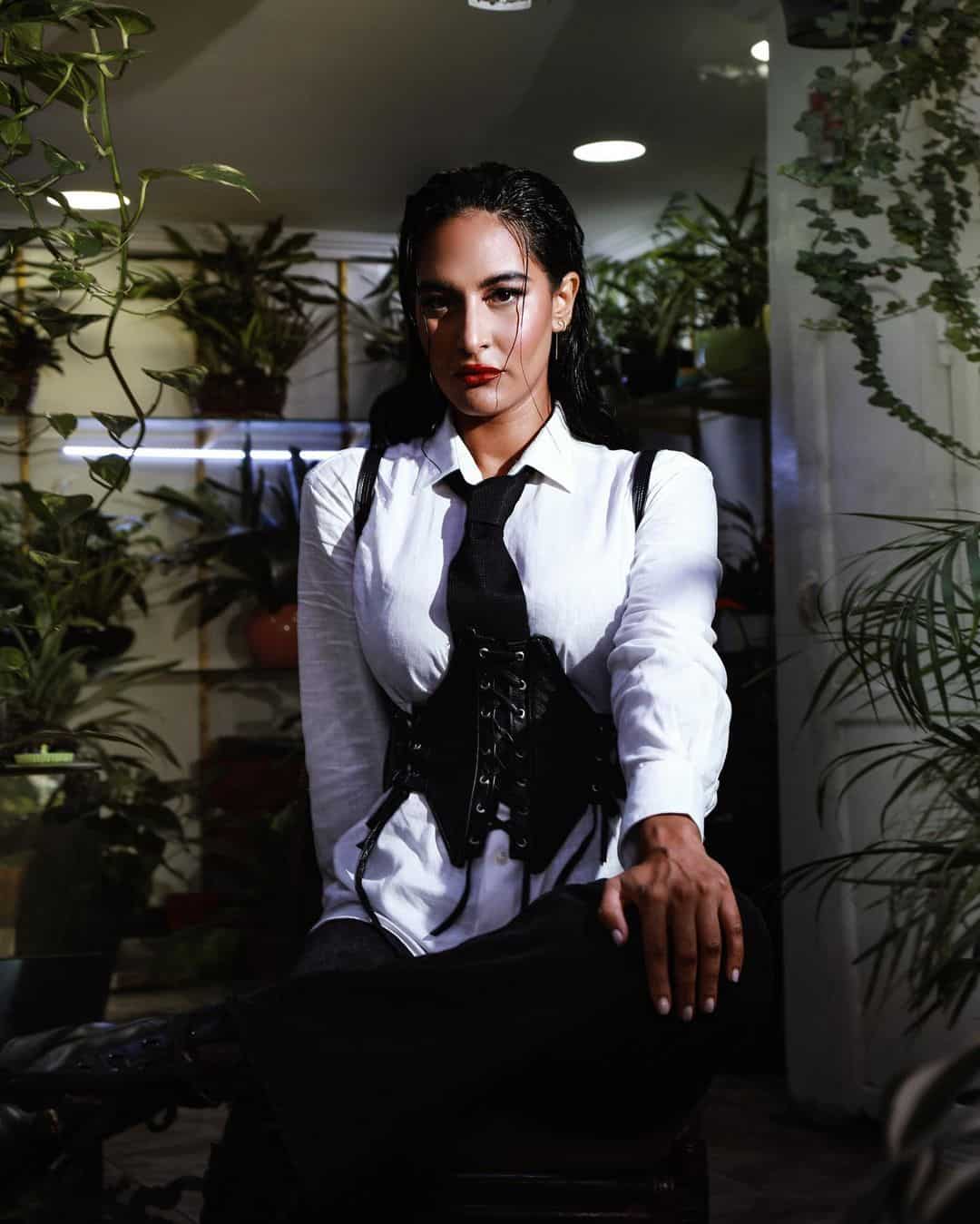 زوجة ياسين بونو ترفع مستوى الجرأة