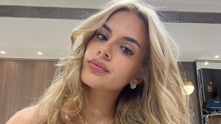 ابنة غوارديولا تذهل متابعيها بصورها بالبكيني وكلمة عربية على جسدها المثير! ابنة غوارديولا تذهل متابعيها بصورها بالبكيني