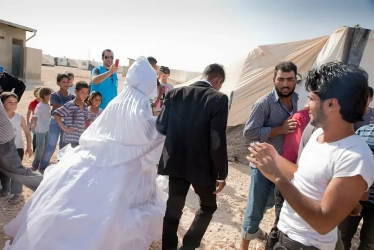 اردني يتحدّى زوجته .. ويتزوّج بثلاث سوريات