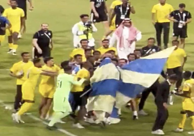 بسبب علم نادي النصر.. اشتباك عنيف بين البليهي وتاليسكا في نهائي البطولة العربية للأندية (فيديو) اشتباك البليهي وتاليسكا