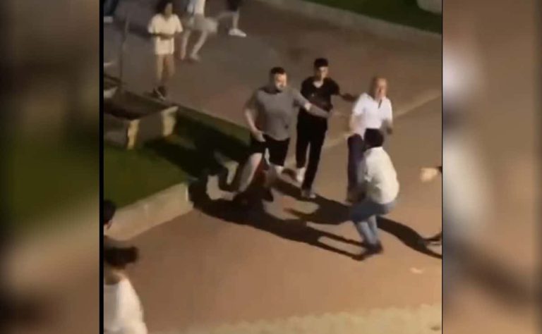 اعتداء وحشي من عشرات الأتراك على فتى يمني.. والأخير يواجههم ببسالة (فيديو) اعتداء وحشي من عشرات الأتراك على فتى يمني.. والأخير يواجههم ببسالة (فيديو)