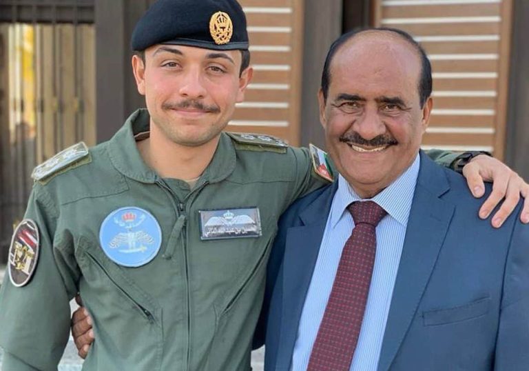 الأمير الحسين ينشر صورة نادرة له وهو طفل رفقة الفريق الشوابكة ونعي مؤثر لصديق والده