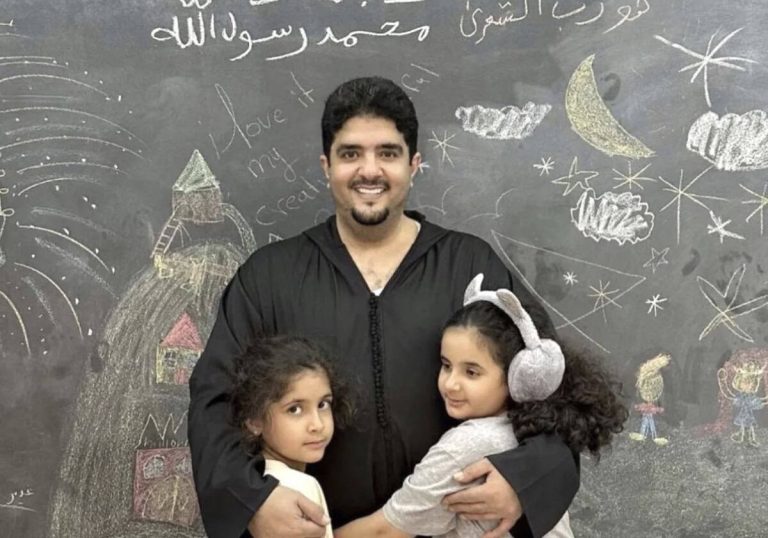 يخضع للإقامة الجبرية.. الأمير عبد العزيز بن فهد مع بناته في أحدث ظهور (شاهد) يخضع للإقامة الجبرية.. الأمير عبد العزيز بن فهد مع بناته في أحدث ظهور