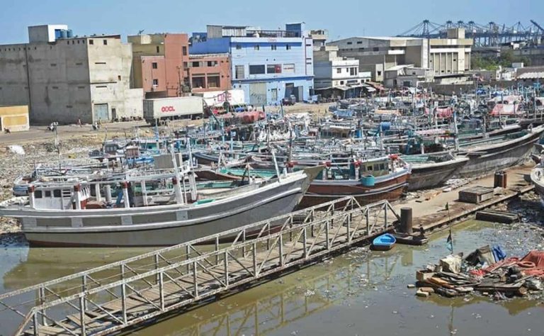 قطار التنافس المكتوم بين السعودية والإمارات يصل محطة باكستان.. والاقتصاد سيد الموقف
