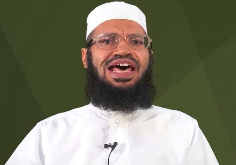 خطيب حوثي يقول إن 90% من أساتذة الجامعات "أنجاس".. هل سبّ نفسه بينهم؟