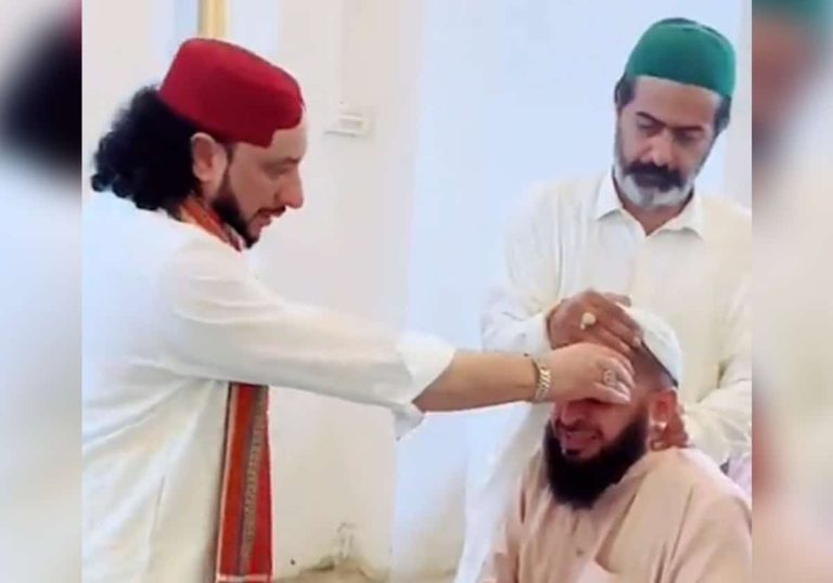 بالسحر والشعوذة.. لا يُصدّق ما فعله مُعالج تقليدي باكستاني مع رجل مشلول بالسحر والشعوذة.. لا يُصدّق ما فعله مُعالج تقليدي باكستاني مع رجل مشلول