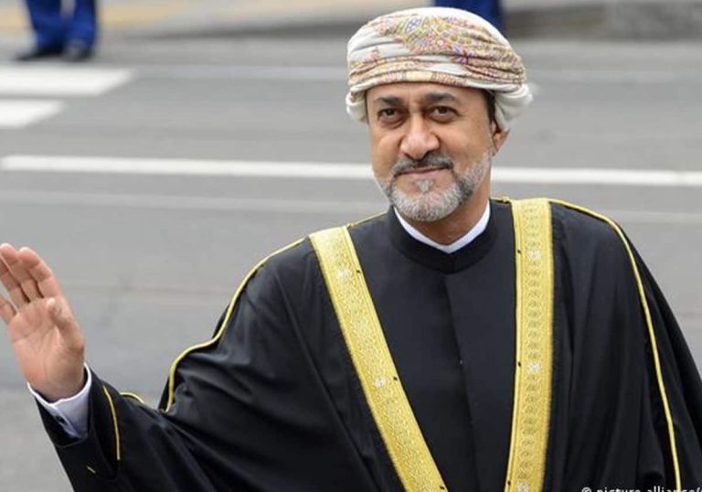 السلطان هيثم بن طارق يروي قصة شجاره مع مدرسه وطرده من الصف.. من عاقبه؟! (شاهد) السلطان هيثم بن طارق يروي قصة شجاره مع مدرسه وطرده من الصف.. من عاقبه؟! (شاهد)