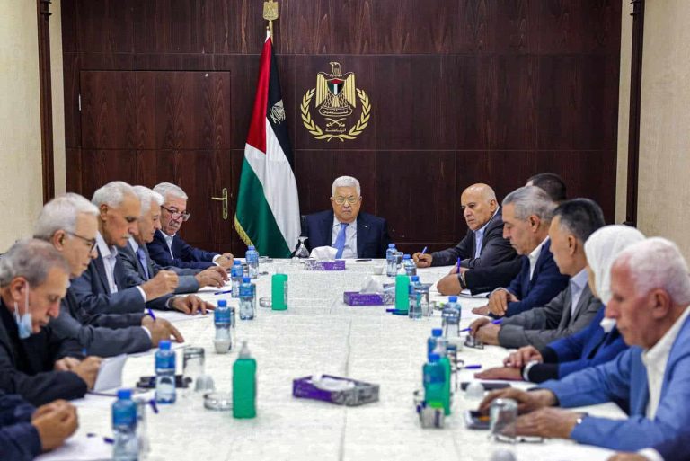 السلطة الفلسطينية تعاقب من يُجاهر بالإفطار بالسجن شهراً .. ونشطاء: “عاقبوا اللي باع البلد” السلطة الفلسطينية