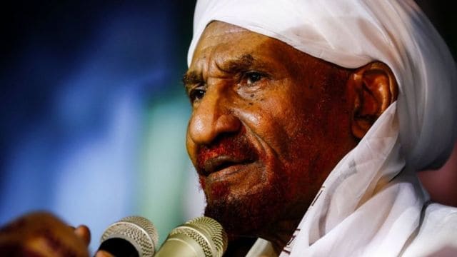 بعد أن قضى عامين في المنفى .. الصادق المهدي: لهذه الأسباب رجعت إلى السودان الصادق المهدي