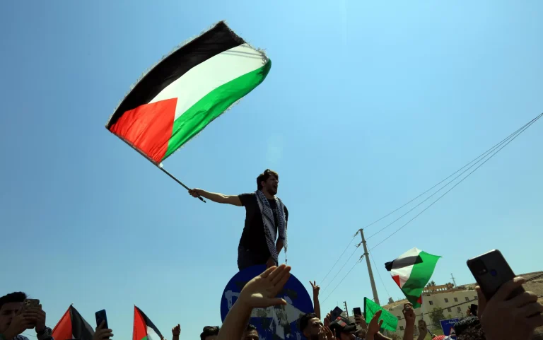 العلم الفلسطيني يثير جنون الاحتلال الاسرائيلي.. هذه العقوبة تنتظر كل من يرفعه في السماء! العلم الفلسطيني