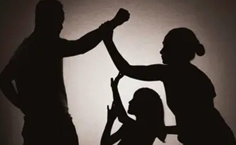 بعد خروجه من السجن.. مصري يذبح زوجته وبناته الأربعة ويلوذ بالفرار