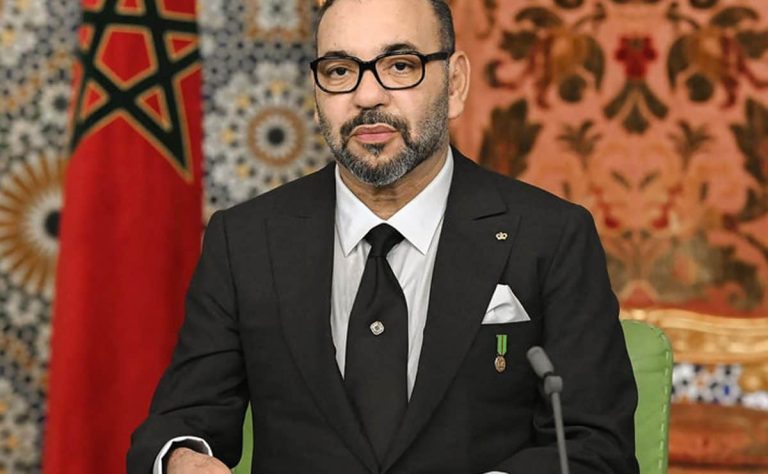 محمد السادس يقود زلاجة مائية في عرض البحر ويتبادل التحايا مع المصطافين (شاهد)
