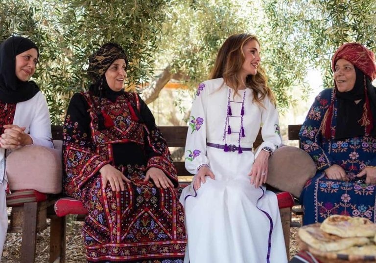 بعيد ميلادها.. فستان الملكة رانيا استثنائي وطفلة فاتنة تنافسها في الجمال بعيد ميلادها.. فستان الملكة رانيا استثنائي وطفلة فاتنة تنافسها في الجمال