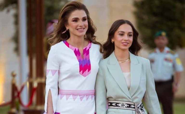 الأميرة إيمان تمازح والدتها الملكة رانيا وتستفزها.. شاهد ما فعلته معها في السيارة! الأميرة إيمان تمازح والدتها الملكة رانيا وتستفزها.. شاهد ما فعلته معها في السيارة !