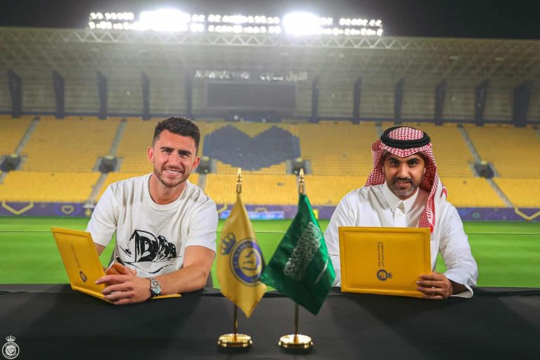 “لابورت نصراوي” وراتب خيالي.. أول صور له بزي نادي النصر في السعودية لابورت والنصر